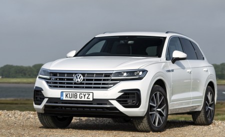 2019 Volkswagen Touareg V6 TDI R-Line (UK-Spec) Front Three-Quarter Wallpapers 450x275 (6)