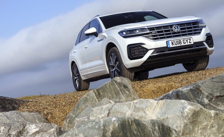 2019 Volkswagen Touareg V6 TDI R-Line (UK-Spec) Front Wallpapers 450x275 (20)