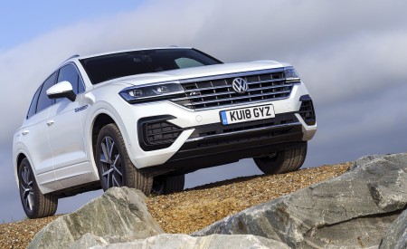 2019 Volkswagen Touareg V6 TDI R-Line (UK-Spec) Front Wallpapers 450x275 (21)