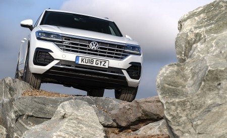 2019 Volkswagen Touareg V6 TDI R-Line (UK-Spec) Front Wallpapers 450x275 (22)