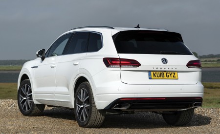 2019 Volkswagen Touareg V6 TDI R-Line (UK-Spec) Rear Three-Quarter Wallpapers 450x275 (14)
