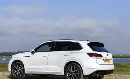 2019 Volkswagen Touareg V6 TDI R-Line (UK-Spec) Rear Three-Quarter Wallpapers 450x275 (15)