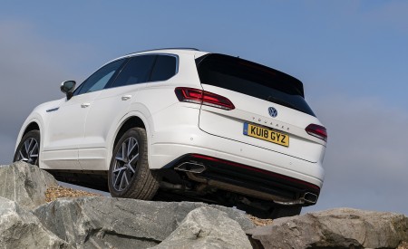 2019 Volkswagen Touareg V6 TDI R-Line (UK-Spec) Rear Three-Quarter Wallpapers 450x275 (23)