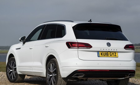 2019 Volkswagen Touareg V6 TDI R-Line (UK-Spec) Rear Three-Quarter Wallpapers 450x275 (16)