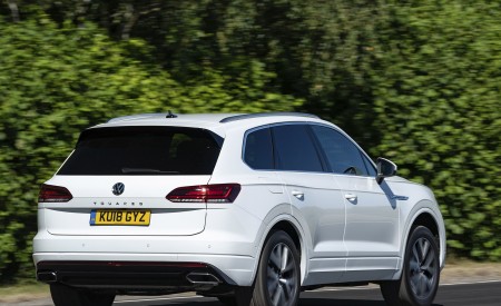 2019 Volkswagen Touareg V6 TDI R-Line (UK-Spec) Rear Three-Quarter Wallpapers 450x275 (4)