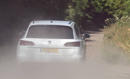 2019 Volkswagen Touareg V6 TDI R-Line (UK-Spec) Rear Wallpapers 450x275 (12)