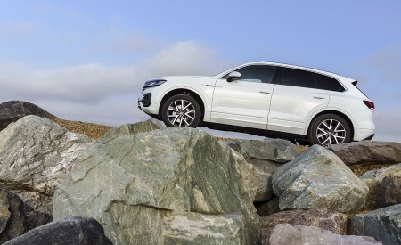 2019 Volkswagen Touareg V6 TDI R-Line (UK-Spec) Side Wallpapers 450x275 (24)