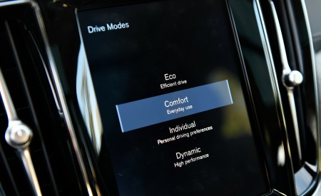 2019 Volvo V60 Central Console Wallpapers 450x275 (100)