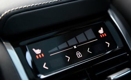 2019 Volvo V60 Central Console Wallpapers 450x275 (99)