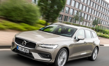 2019 Volvo V60 D4 Front Three-Quarter Wallpapers 450x275 (106)