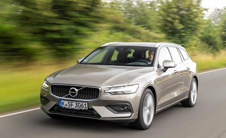 2019 Volvo V60 D4 Front Three-Quarter Wallpapers 450x275 (105)