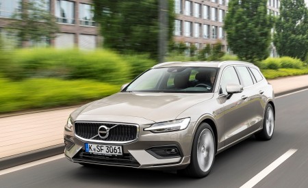 2019 Volvo V60 D4 Front Three-Quarter Wallpapers 450x275 (107)
