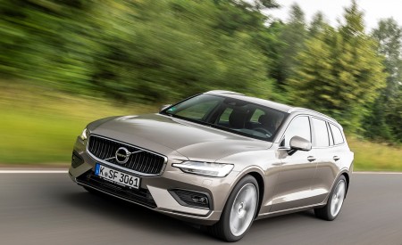 2019 Volvo V60 D4 Front Three-Quarter Wallpapers 450x275 (104)