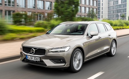 2019 Volvo V60 D4 Front Three-Quarter Wallpapers 450x275 (108)