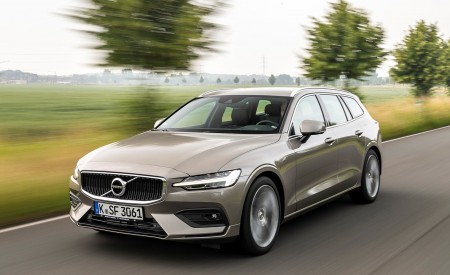 2019 Volvo V60 D4 Front Three-Quarter Wallpapers 450x275 (103)