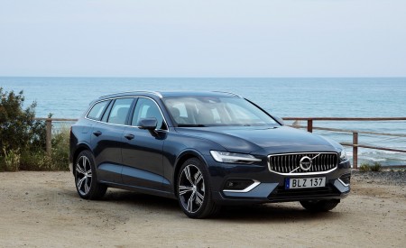 2019 Volvo V60 D4 Inscription (Color: Denim Blue) Front Three-Quarter Wallpapers 450x275 (66)