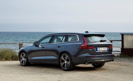 2019 Volvo V60 D4 Inscription (Color: Denim Blue) Rear Three-Quarter Wallpapers 450x275 (68)
