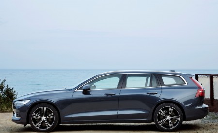 2019 Volvo V60 D4 Inscription (Color: Denim Blue) Side Wallpapers 450x275 (70)