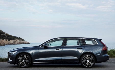 2019 Volvo V60 D4 Inscription (Color: Denim Blue) Side Wallpapers 450x275 (71)