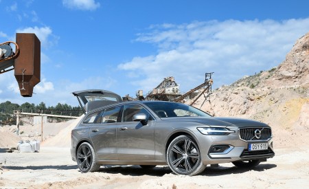 2019 Volvo V60 Front Three-Quarter Wallpapers 450x275 (88)