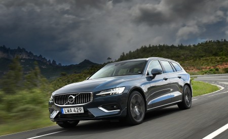 2019 Volvo V60 Front Three-Quarter Wallpapers 450x275 (60)