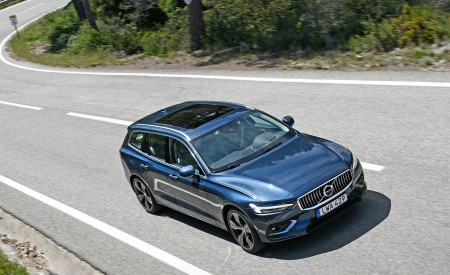 2019 Volvo V60 Front Three-Quarter Wallpapers 450x275 (11)