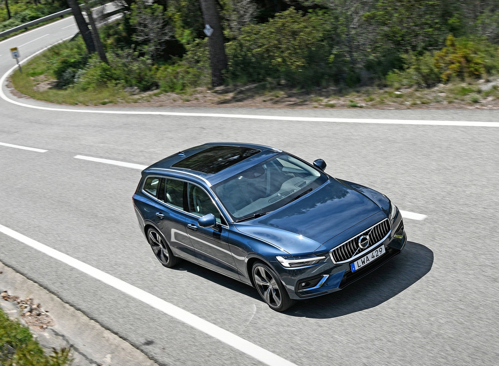 2019 Volvo V60 Front Three-Quarter Wallpapers (11)