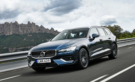 2019 Volvo V60 Front Three-Quarter Wallpapers 450x275 (7)