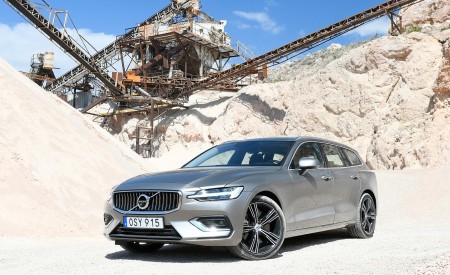 2019 Volvo V60 Front Three-Quarter Wallpapers 450x275 (89)