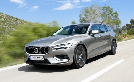 2019 Volvo V60 Front Three-Quarter Wallpapers 450x275 (79)
