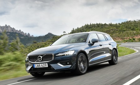2019 Volvo V60 Front Three-Quarter Wallpapers 450x275 (61)