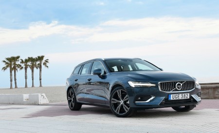 2019 Volvo V60 Front Three-Quarter Wallpapers 450x275 (12)