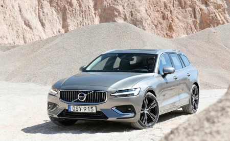 2019 Volvo V60 Front Three-Quarter Wallpapers 450x275 (90)