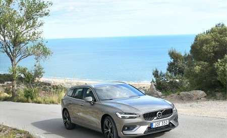 2019 Volvo V60 Front Three-Quarter Wallpapers 450x275 (92)