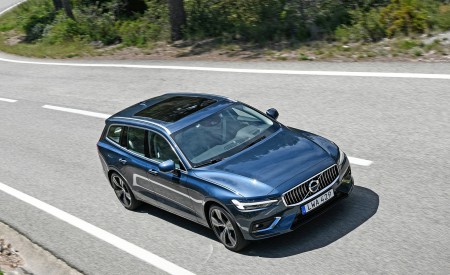 2019 Volvo V60 Front Three-Quarter Wallpapers 450x275 (62)