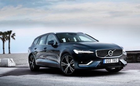2019 Volvo V60 Front Three-Quarter Wallpapers 450x275 (13)