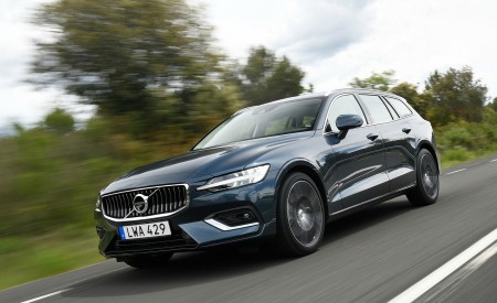 2019 Volvo V60 Front Three-Quarter Wallpapers 450x275 (8)