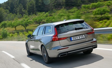 2019 Volvo V60 Rear Three-Quarter Wallpapers 450x275 (82)
