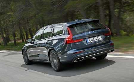 2019 Volvo V60 Rear Three-Quarter Wallpapers 450x275 (9)