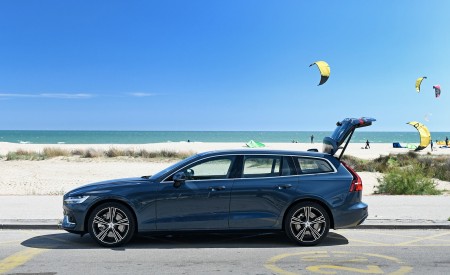 2019 Volvo V60 Side Wallpapers 450x275 (16)