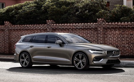 2019 Volvo V60 T6 AWD Inscription (Color: Pebble Grey Metallic) Front Three-Quarter Wallpapers 450x275 (37)