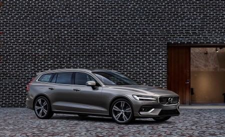 2019 Volvo V60 T6 AWD Inscription (Color: Pebble Grey Metallic) Front Three-Quarter Wallpapers 450x275 (38)