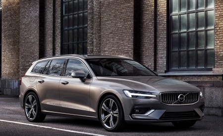 2019 Volvo V60 T6 AWD Inscription (Color: Pebble Grey Metallic) Front Three-Quarter Wallpapers 450x275 (39)