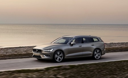 2019 Volvo V60 T6 AWD Inscription (Color: Pebble Grey Metallic) Front Three-Quarter Wallpapers 450x275 (31)