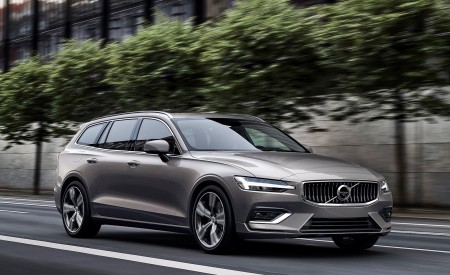 2019 Volvo V60 T6 AWD Inscription (Color: Pebble Grey Metallic) Front Three-Quarter Wallpapers 450x275 (29)