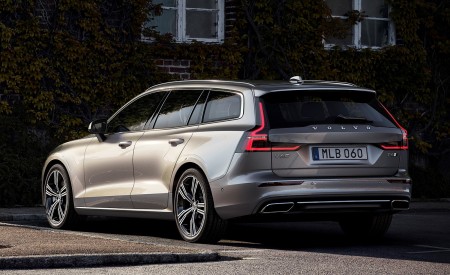 2019 Volvo V60 T6 AWD Inscription (Color: Pebble Grey Metallic) Rear Three-Quarter Wallpapers 450x275 (32)