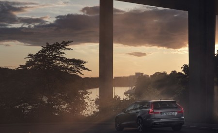 2019 Volvo V60 T6 AWD Inscription (Color: Pebble Grey Metallic) Rear Three-Quarter Wallpapers 450x275 (33)