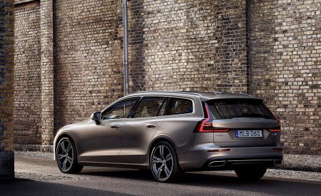 2019 Volvo V60 T6 AWD Inscription (Color: Pebble Grey Metallic) Rear Three-Quarter Wallpapers 450x275 (34)