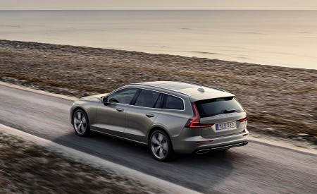 2019 Volvo V60 T6 AWD Inscription (Color: Pebble Grey Metallic) Rear Three-Quarter Wallpapers 450x275 (28)