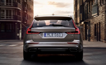 2019 Volvo V60 T6 AWD Inscription (Color: Pebble Grey Metallic) Rear Wallpapers 450x275 (35)